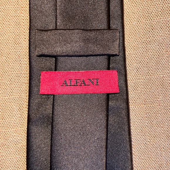 Lot of 5 ties. Alfani (3) Merona (1) Perry Ellis (1) - 3 “skinny/modern” 2 reg. - Picture 7 of 11